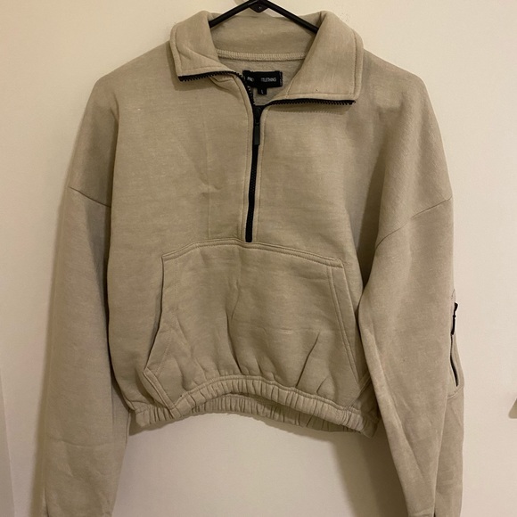 PrettyLittleThing Tops - NWT PrettyLittleThing Cropped zip up sweatshirt